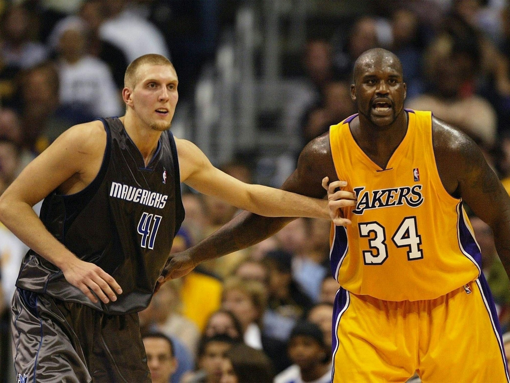 Dirk Nowitzki (l.) und Shaquille O'Neal im NBA-Spiel der Los Angeles Lakers gegen die Dallas Mavericks am 10. Oktober 2003.