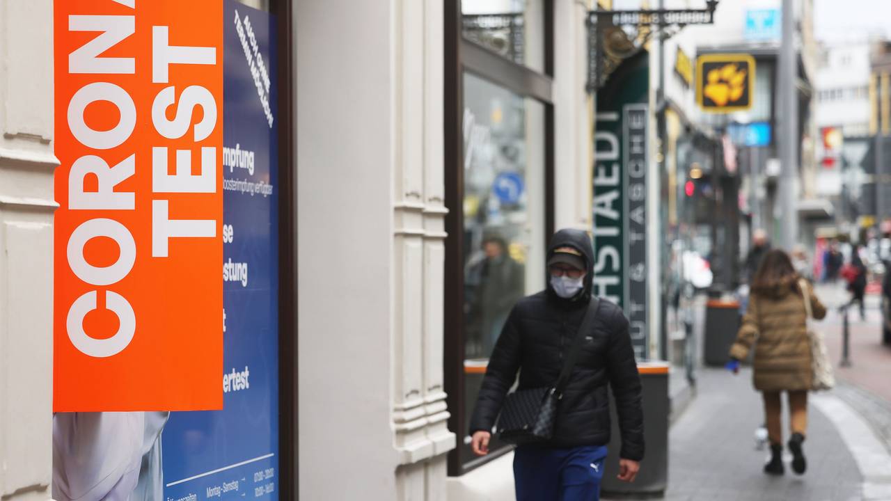Fußgänger gehen an einer Teststation in der Bonner Innenstadt vorbei.
