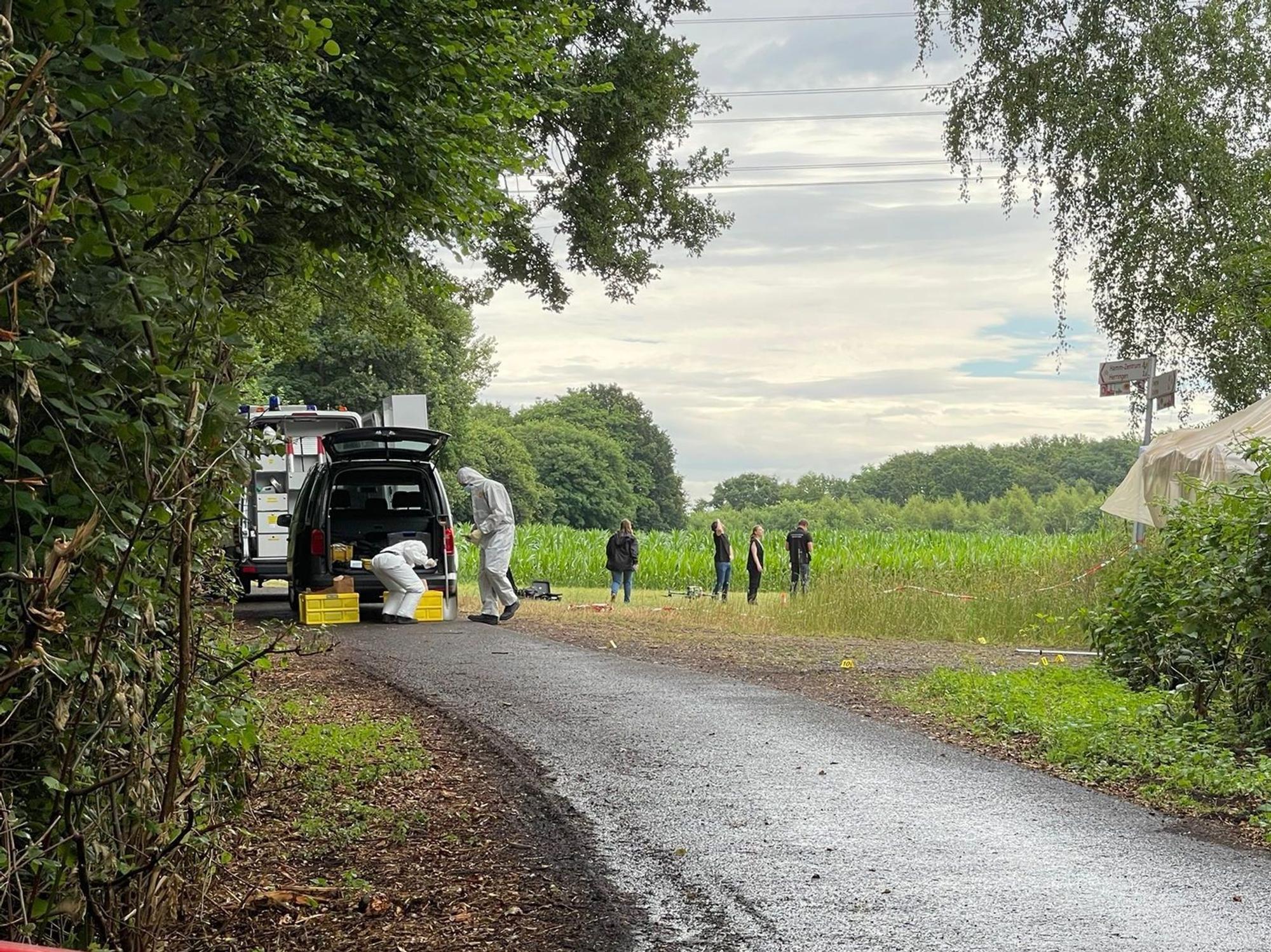 Einsatzkräfte sicherten am Freitag, 24. Juni 2022, in einem Naturschutzgebiet bei Hamm Spuren. Dort war die Leiche des jungen Mädchens gefunden worden.