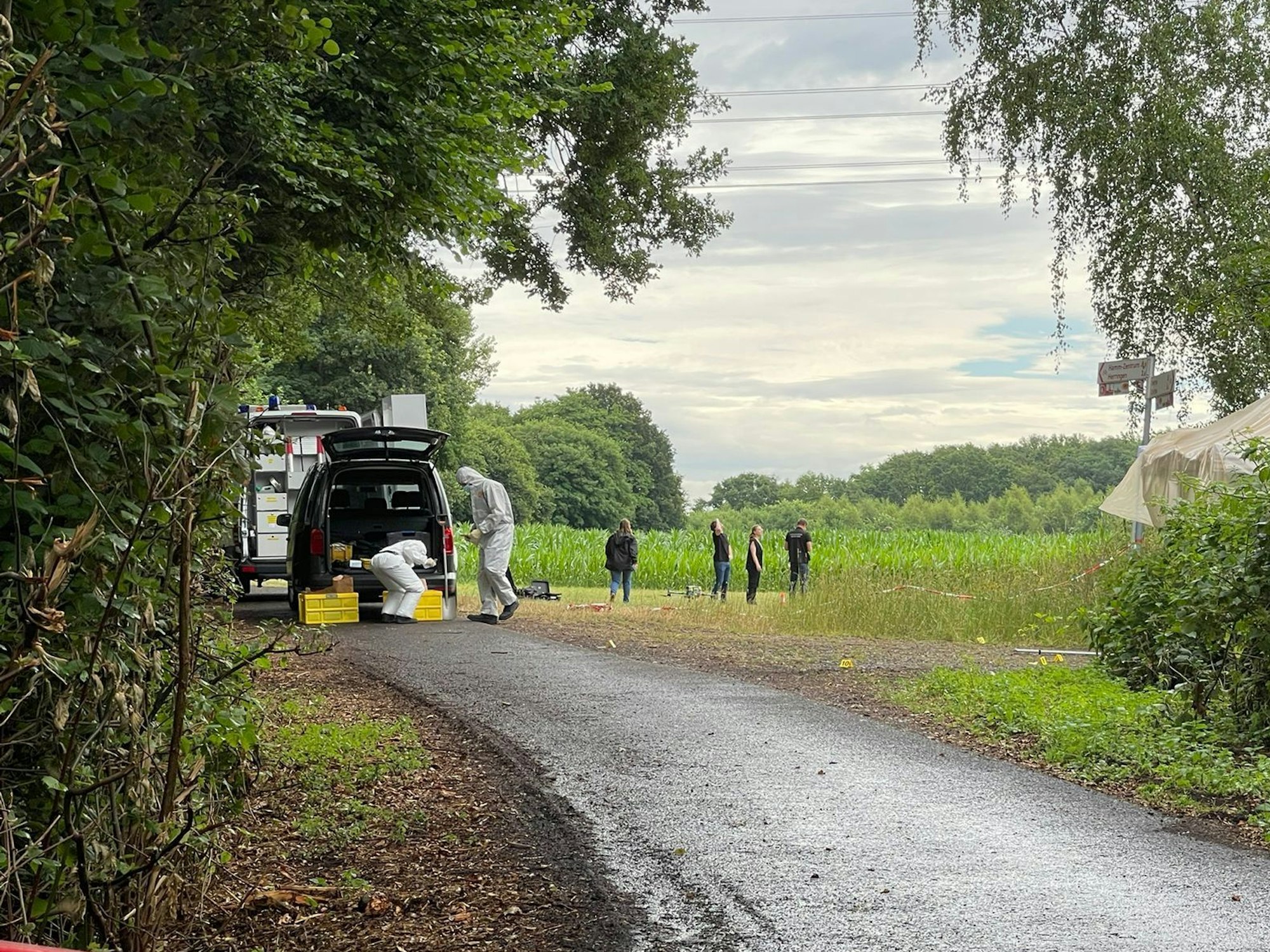 Einsatzkräfte sicherten am Freitag, 24. Juni 2022, in einem Naturschutzgebiet bei Hamm Spuren. Dort war die Leiche des jungen Mädchens gefunden worden.