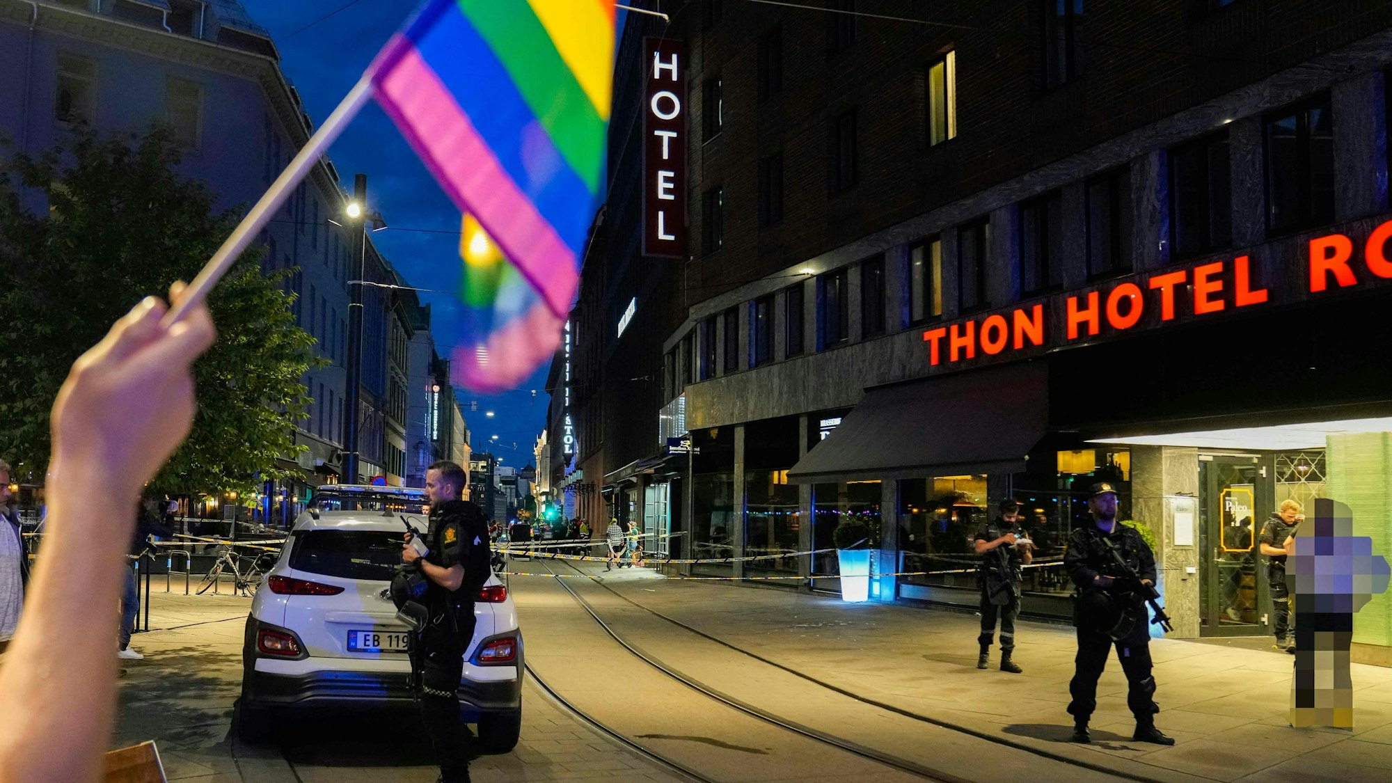 Nach der Schießerei vor dem „London Pub“ in der Nacht zum 25. Juni 2022 sperrt die Polizei am Tag der Pride-Parade die Innenstadt von Oslo ab.