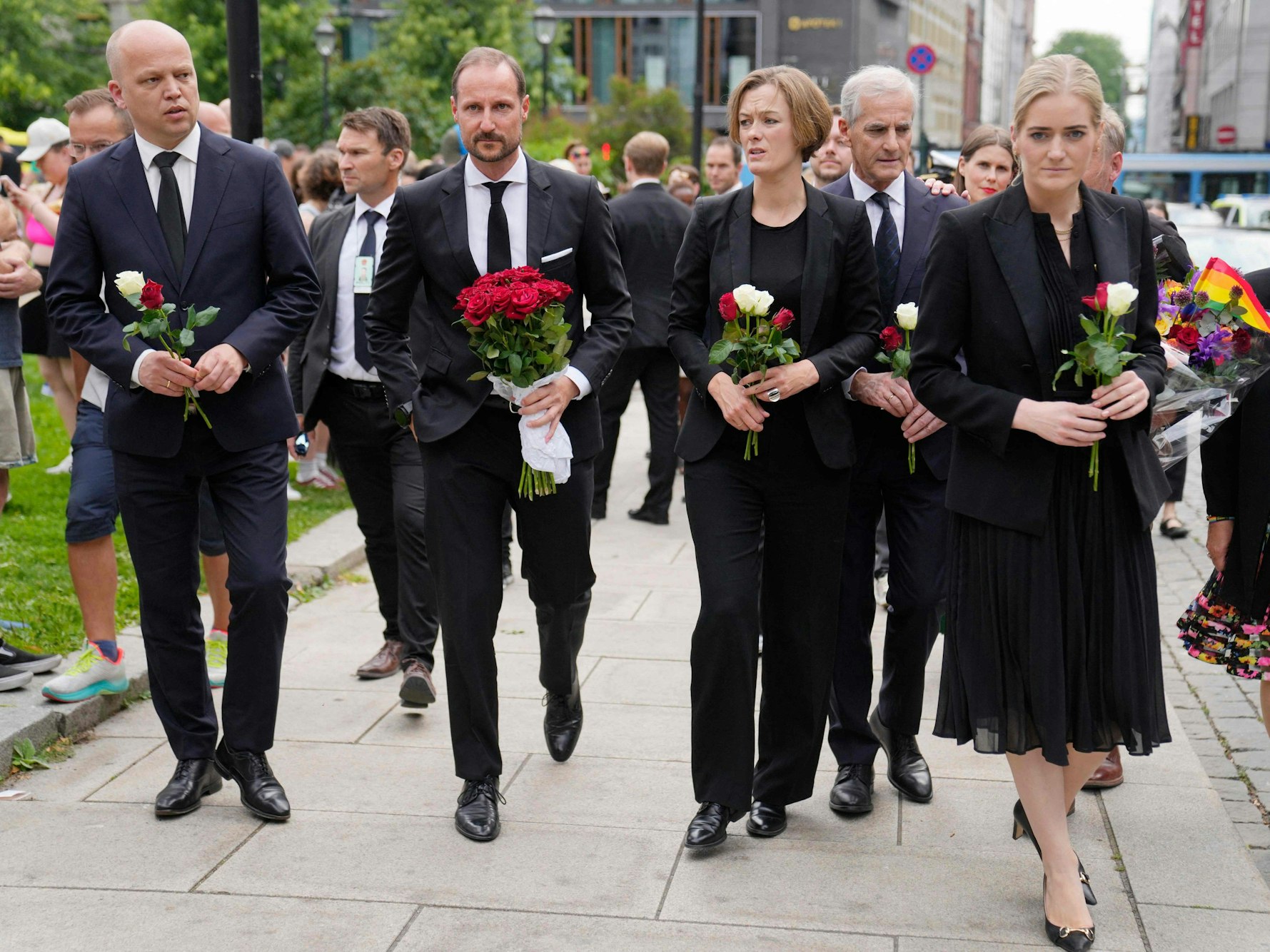 Der norwegische Finanzminister Trygve Slagsvold Vedum (von links), Kronprinz Haakon von Norwegen, die norwegische Ministerin für Kultur und Gleichstellung der Geschlechter, Anette Trettebergstuen, der norwegische Premierminister Jonas Gahr Store und die Ministerin für Justiz und öffentliche Sicherheit, Emilie Enger Mehl, besuchen den Tatort am 25. Juni 2022.