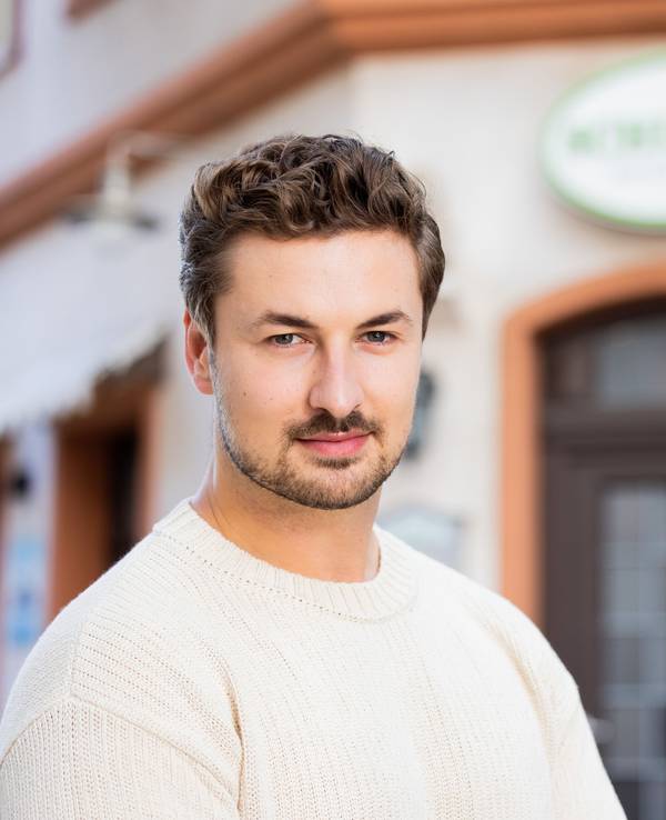 Nicolas Puschmann, aufgenommen in der Kulisse der RTL-Fernsehserie Unter Uns, in der er sein Schauspieldebüt als Frauenarzt gibt