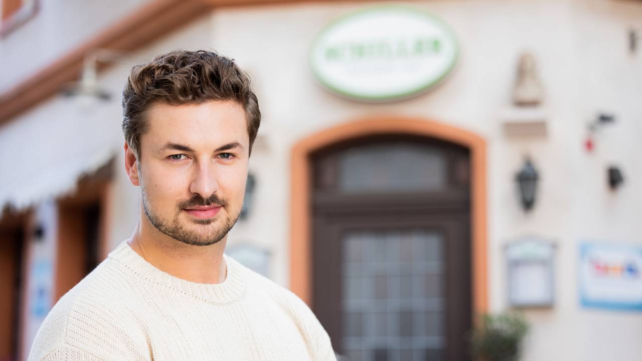 Nicolas Puschmann, aufgenommen in der Kulisse der RTL-Fernsehserie Unter Uns, in der er sein Schauspieldebüt als Frauenarzt gibt