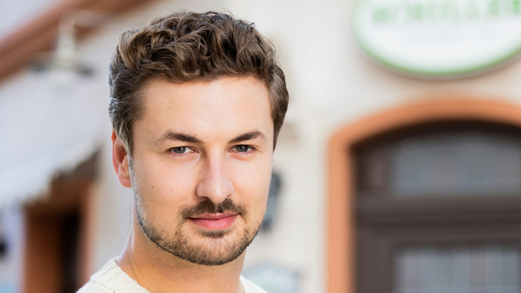 Nicolas Puschmann, aufgenommen in der Kulisse der RTL-Fernsehserie Unter Uns, in der er sein Schauspieldebüt als Frauenarzt gibt