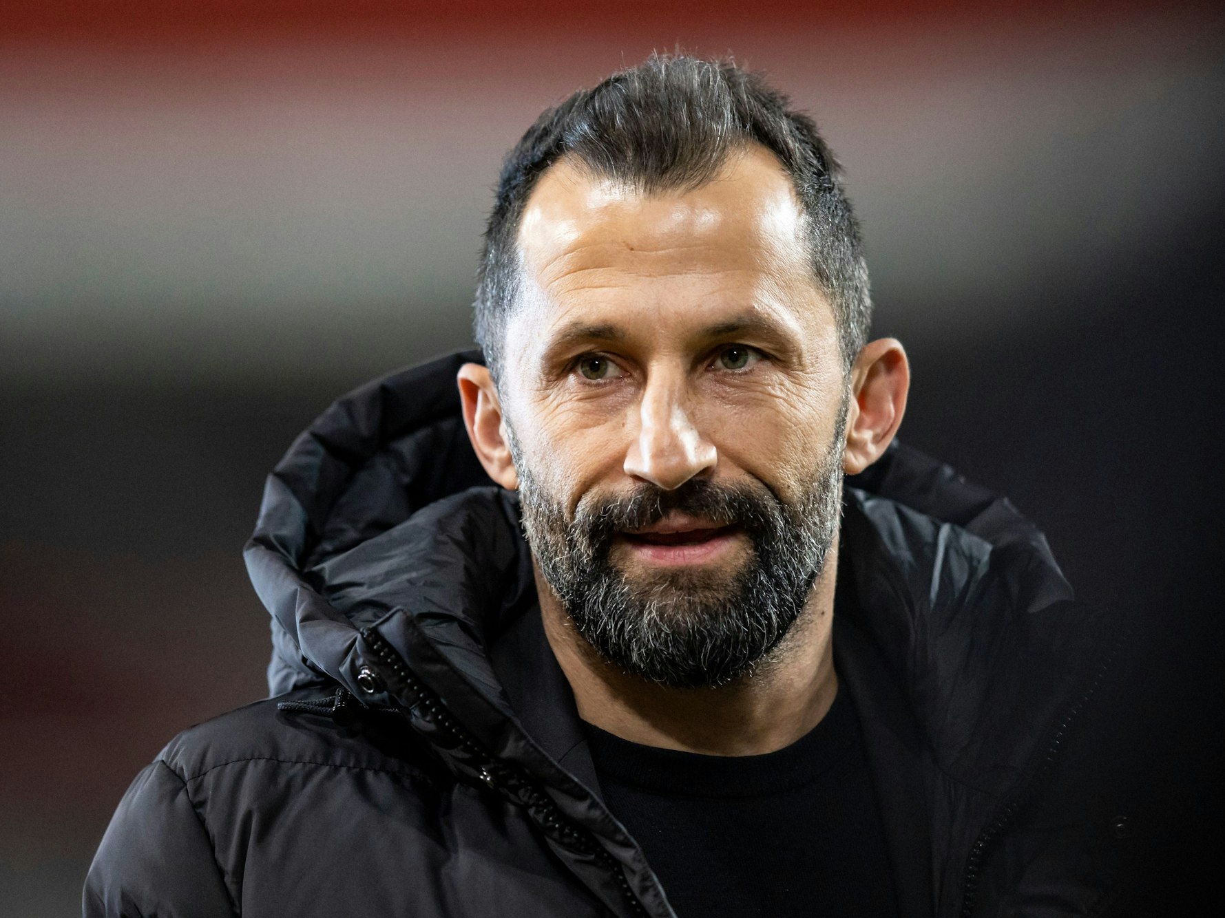 Münchens Sportvorstand Hasan Salihamidzic steht vor dem Spiel im Stadion.