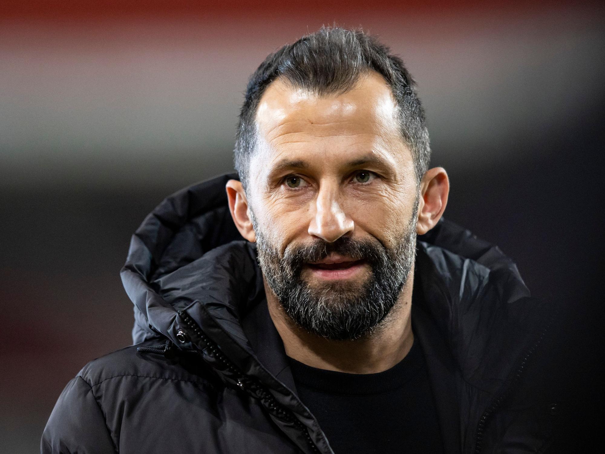 Münchens Sportvorstand Hasan Salihamidzic steht vor dem Spiel im Stadion.