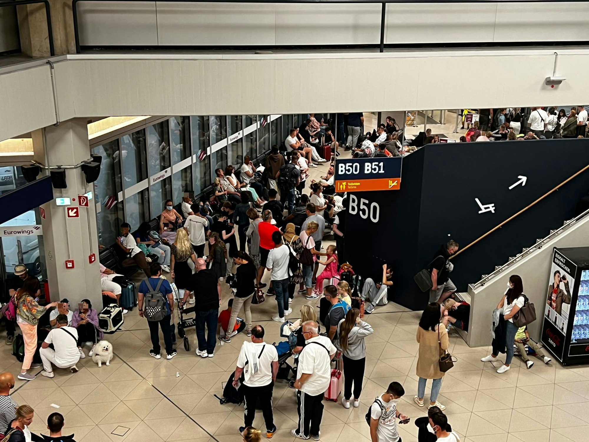 Blick auf die vollen Gates am Flughafen Köln/Bonn.