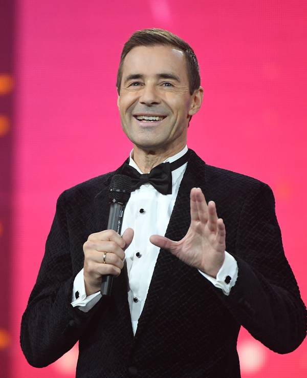 Moderator Kai Pflaume spricht während der Fernsehgala „Goldene Henne“. Insgesamt 53 Nominierte aus Showgeschäft, Gesellschaft und Sport konnten sich Hoffnungen auf die Auszeichnung machen.