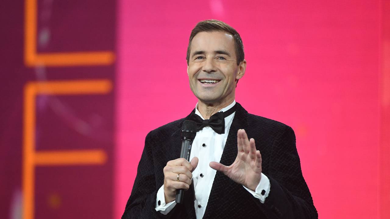 Moderator Kai Pflaume spricht während der Fernsehgala „Goldene Henne“. Insgesamt 53 Nominierte aus Showgeschäft, Gesellschaft und Sport konnten sich Hoffnungen auf die Auszeichnung machen.