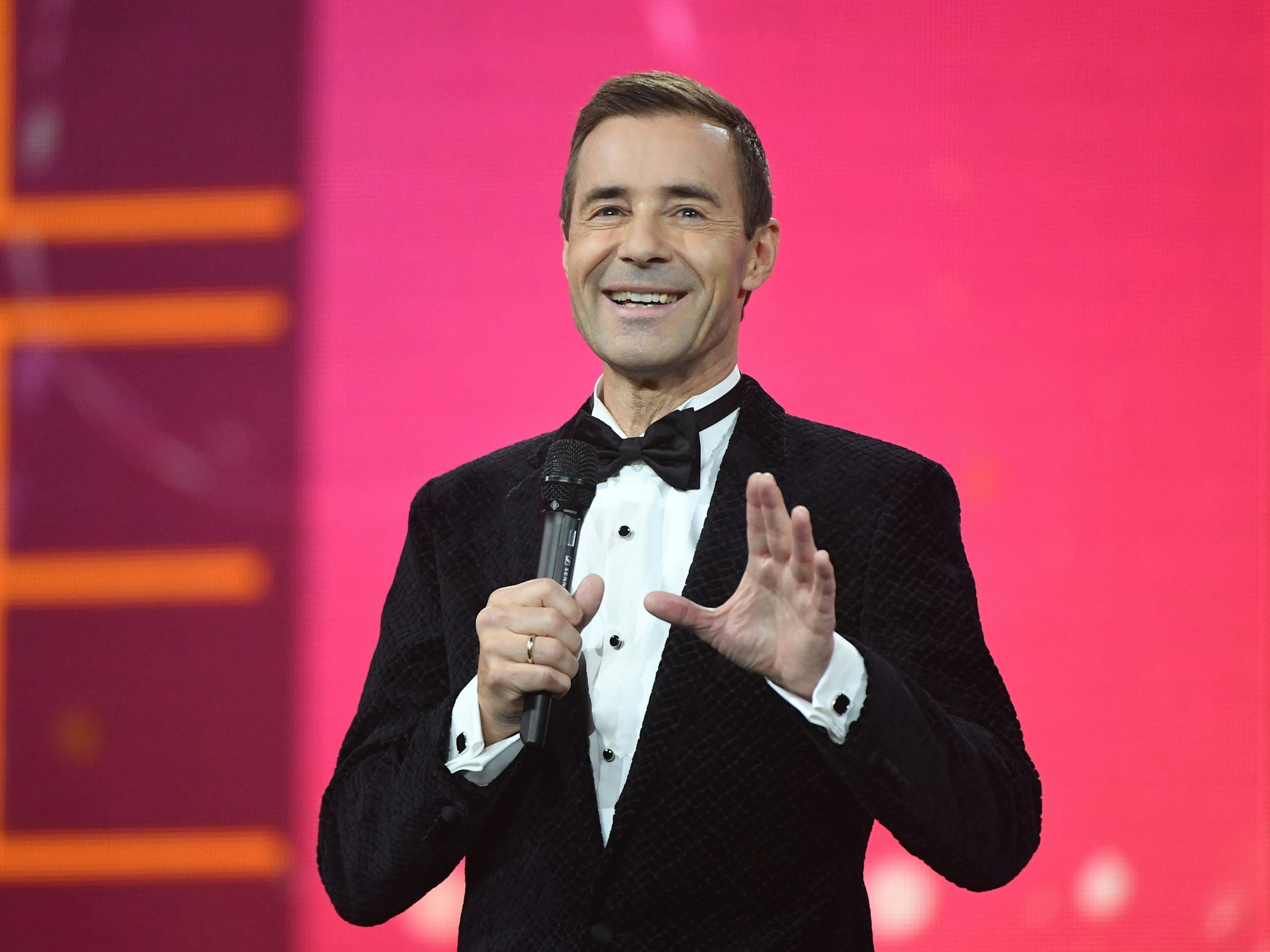 Moderator Kai Pflaume spricht während der Fernsehgala „Goldene Henne“. Insgesamt 53 Nominierte aus Showgeschäft, Gesellschaft und Sport konnten sich Hoffnungen auf die Auszeichnung machen.