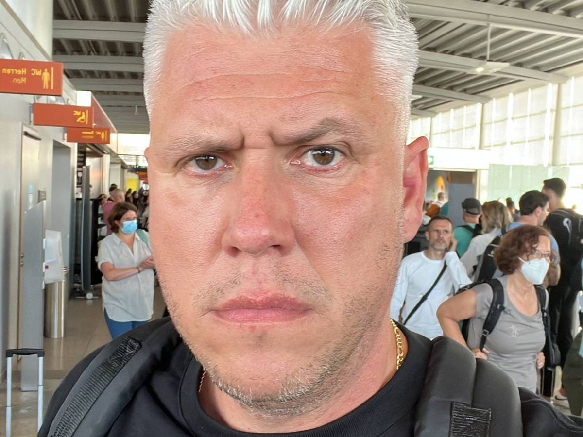 Gerhard Ernst schaut am Flughafen Köln/Bonn genervt in die Kamera.