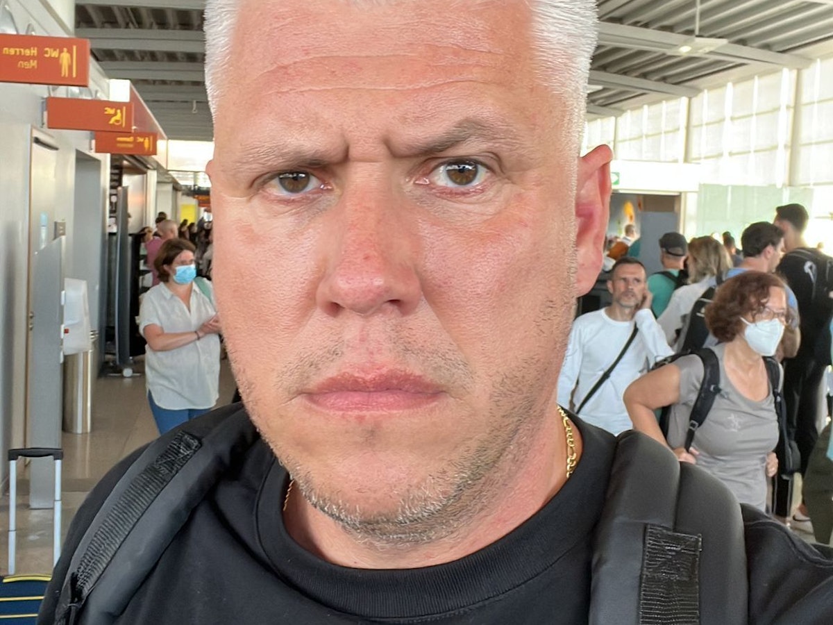 Gerhard Ernst schaut am Flughafen Köln/Bonn genervt in die Kamera.