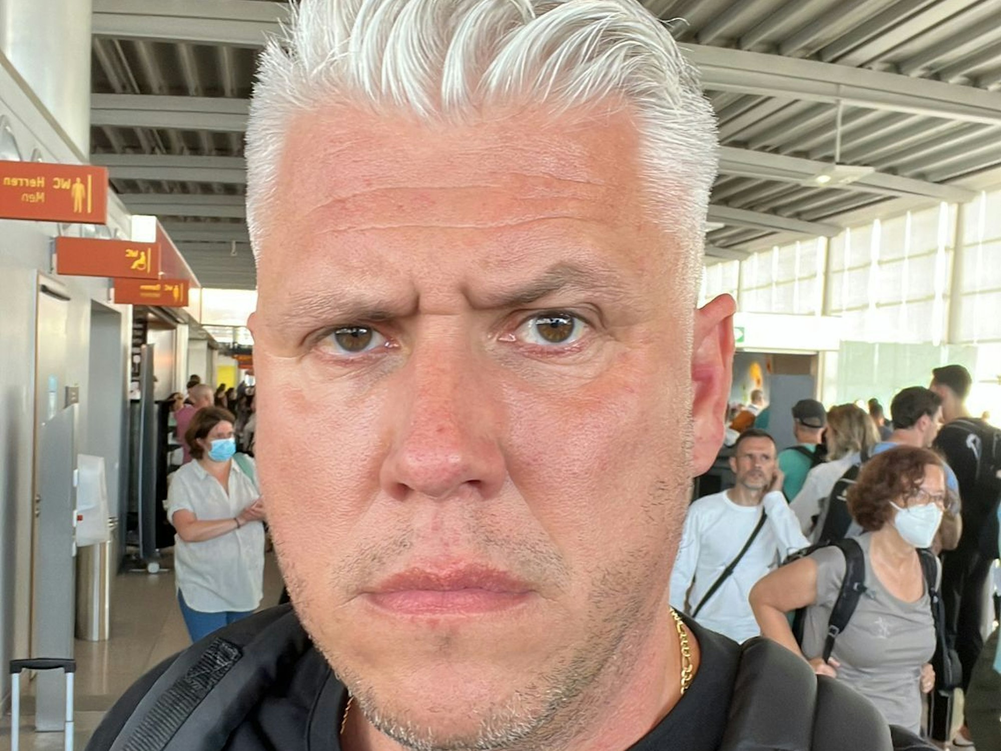 Gerhard Ernst schaut am Flughafen Köln/Bonn genervt in die Kamera.