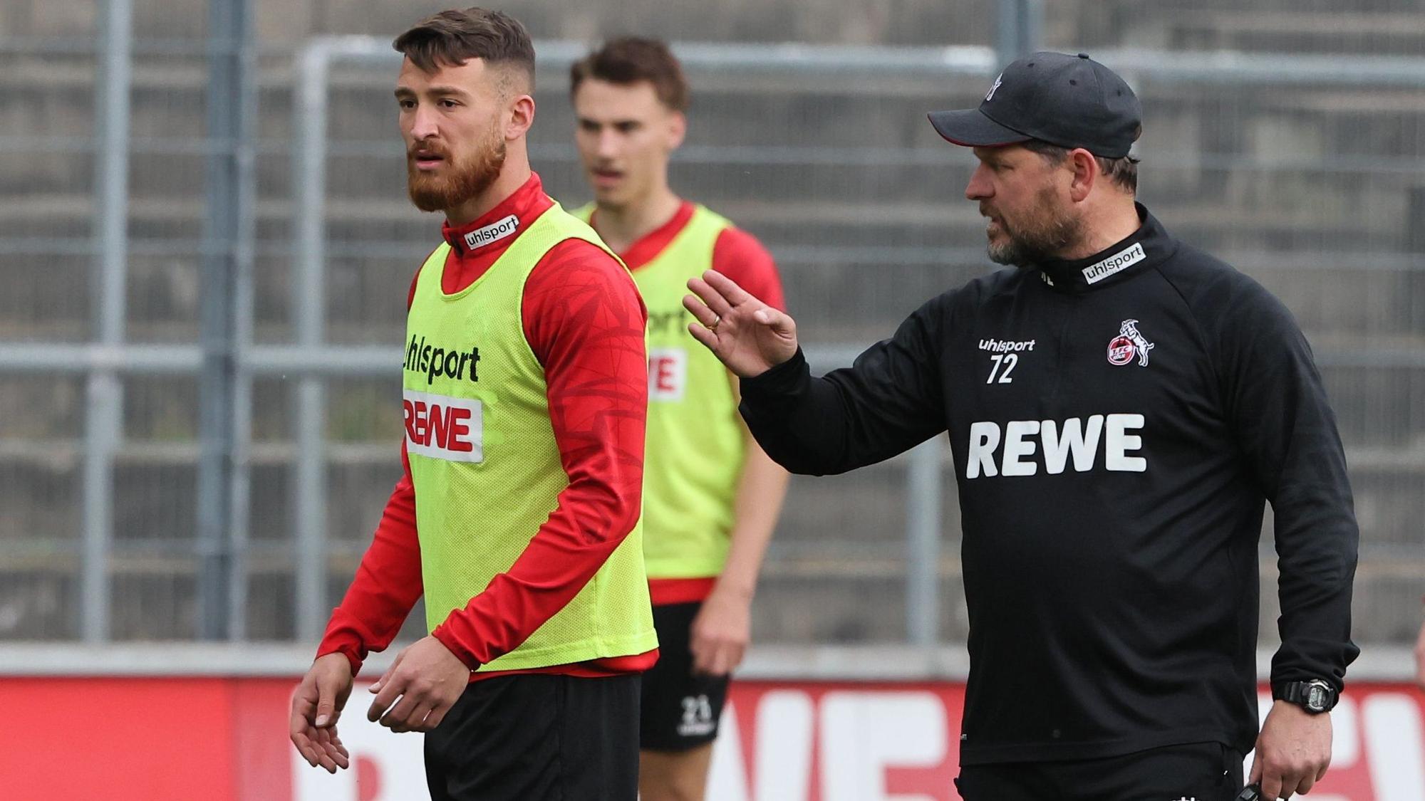 Salih Özcan mit Chefcoach Steffen Baumgart, beim Mannschaftstraining des 1. FC Köln am 22. April 2022