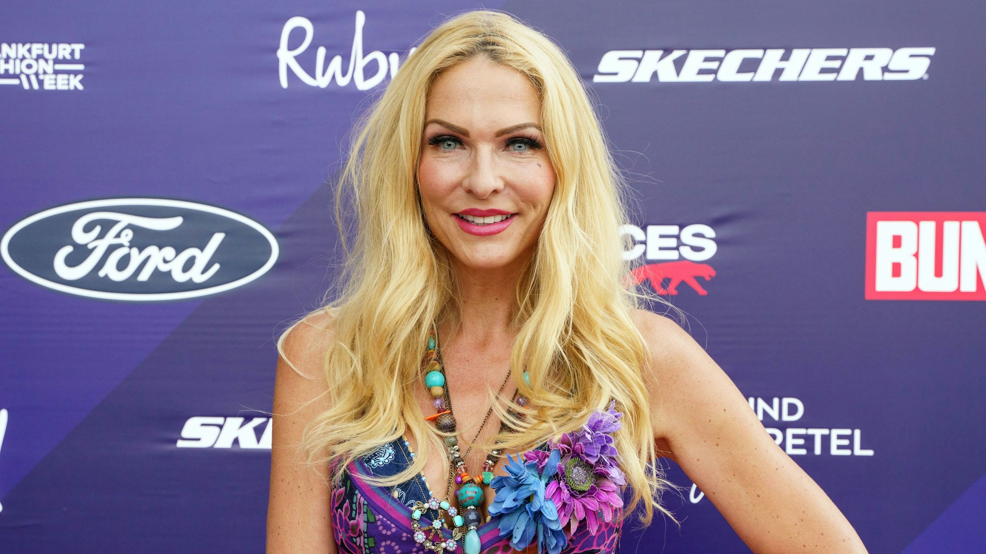 Moderatorin Sonya Kraus steht im Juli 2021 bei der Verleihung des „Bunte New Faces Award Style“ bei einer Hybrid-Veranstaltung auf der Dachterrasse eines Hotels.