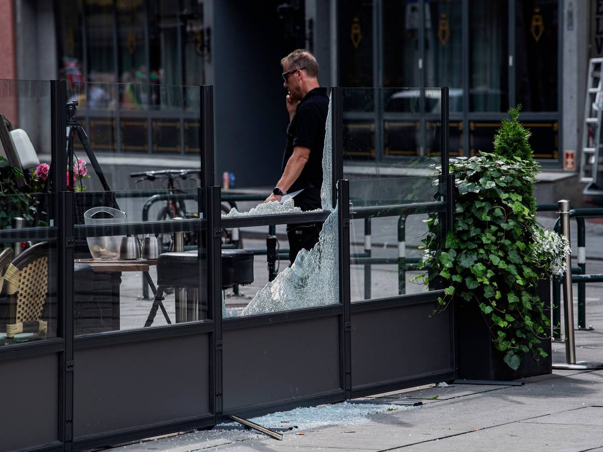 Die Polizei untersucht das Restaurant, dessen Fenster am 25. Juni 2022 in Oslo durch eine Schießerei zerstört wurden.