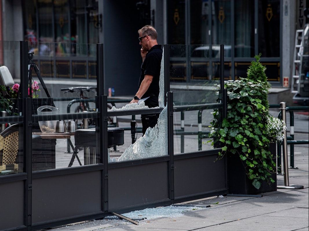Die Polizei untersucht das Restaurant, dessen Fenster am 25. Juni 2022 in Oslo durch eine Schießerei zerstört wurden.