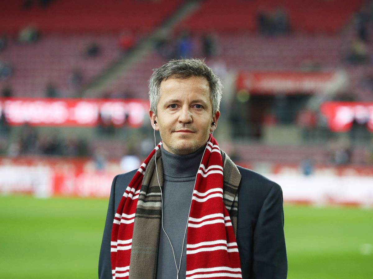 Geschäftsführer Philipp Türoff steht beim Bundesliga-Heimspiel des 1. FC Köln gegen Borussia Dortmund am 20. März 2022 im Rhein-Energie-Stadion.