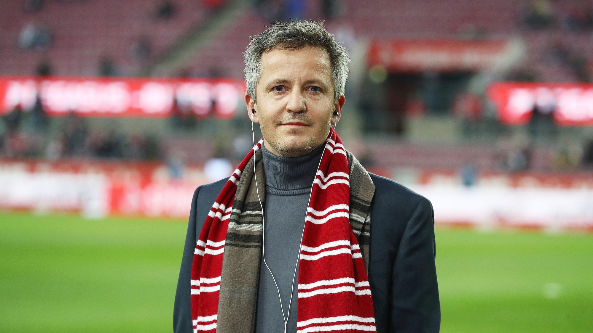 Geschäftsführer Philipp Türoff steht beim Bundesliga-Heimspiel des 1. FC Köln gegen Borussia Dortmund am 20. März 2022 im Rhein-Energie-Stadion.