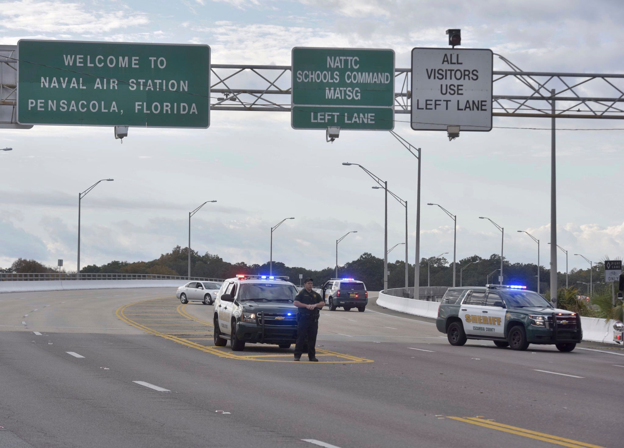 Das Foto, aufgenommen am 06.12.2019, zeigt Polizeifahrzeuge, die eine Zufahrt zur Naval Air Station in Florida blockieren.
