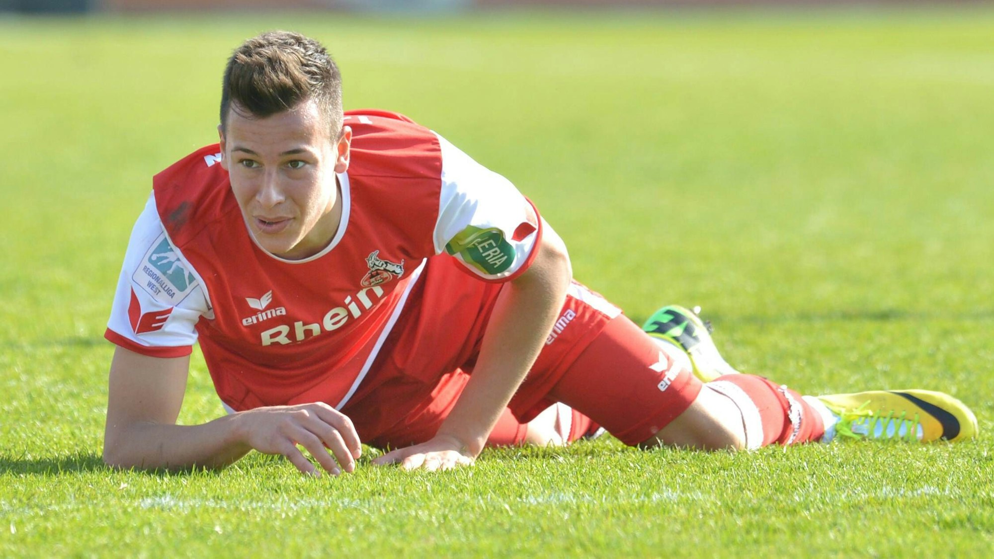 Der 20-jährige Mario Engels liegt bei einem Regionalliga-Spiel der U21 des 1. FC Köln gegen den SC Verl, auf dem Rasen.