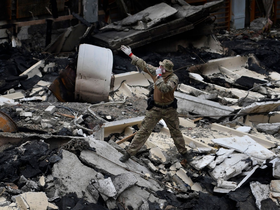 Ein Mann steht am 24. Juni 2022 auf Trümmern in einem durch russischen Beschuss zerstörten Sportkomplex der Polytechnischen Hochschule von Kyjiw.