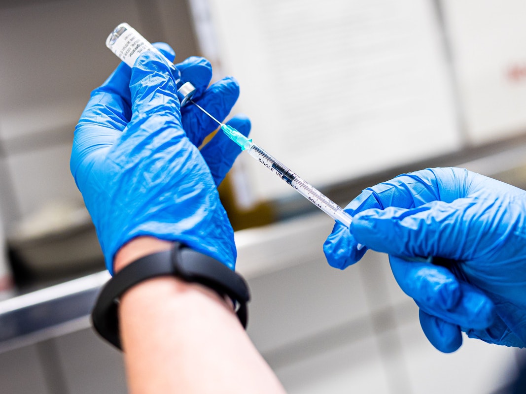 Ein Mitarbeiter des Impfzentrums in der Stadthalle Braunschweig zieht eine Spritze mit dem Corona-Impfstoff Nuvaxovid des US-Herstellers Novavax auf.