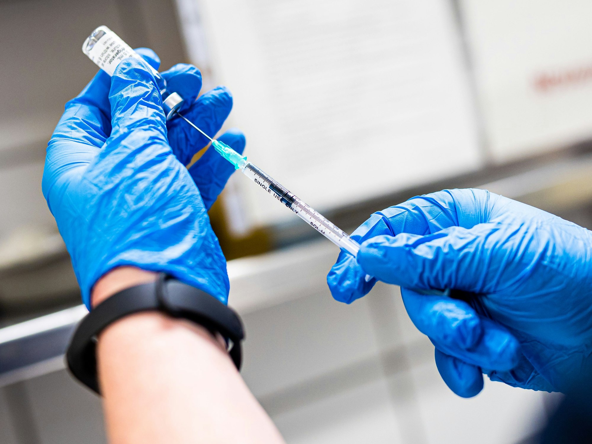 Ein Mitarbeiter des Impfzentrums in der Stadthalle Braunschweig zieht eine Spritze mit dem Corona-Impfstoff Nuvaxovid des US-Herstellers Novavax auf.