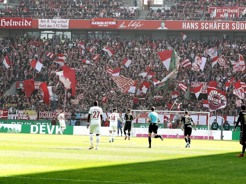 Spielszene aus dem Bundesliga-Duell zwischen dem 1. FC Köln und Mainz 05