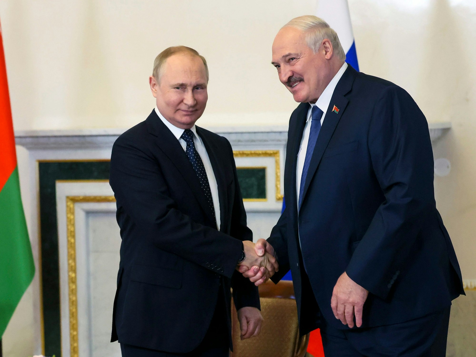 Russlands Präsident Wladimit Putin schüttelt die Hand von Belarus-Machthaber Alexander Lukaschenko.