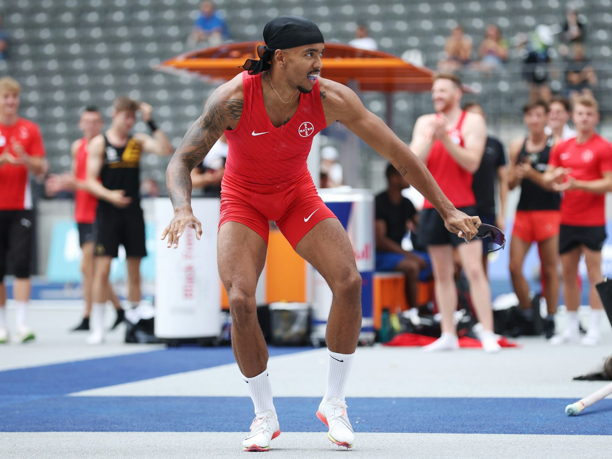 Bo Kanda Lita Baehre tanzt nach seinem Stabhochsprung über 5,90 Meter.