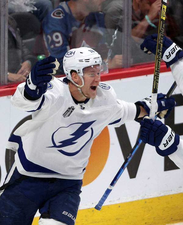 Ondrej Palat (links) und Steven Stamkos von den Tampa Bay Lightning bejubeln den 3:2-Siegtreffer im Stanley-Cup-Finale am 24. Juni 2022 bei den Colorado Avalanche.