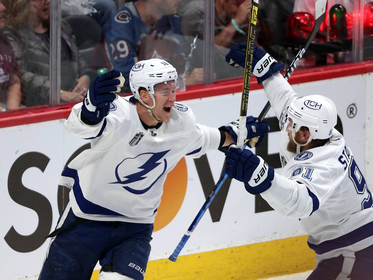 Ondrej Palat (links) und Steven Stamkos von den Tampa Bay Lightning bejubeln den 3:2-Siegtreffer im Stanley-Cup-Finale am 24. Juni 2022 bei den Colorado Avalanche.
