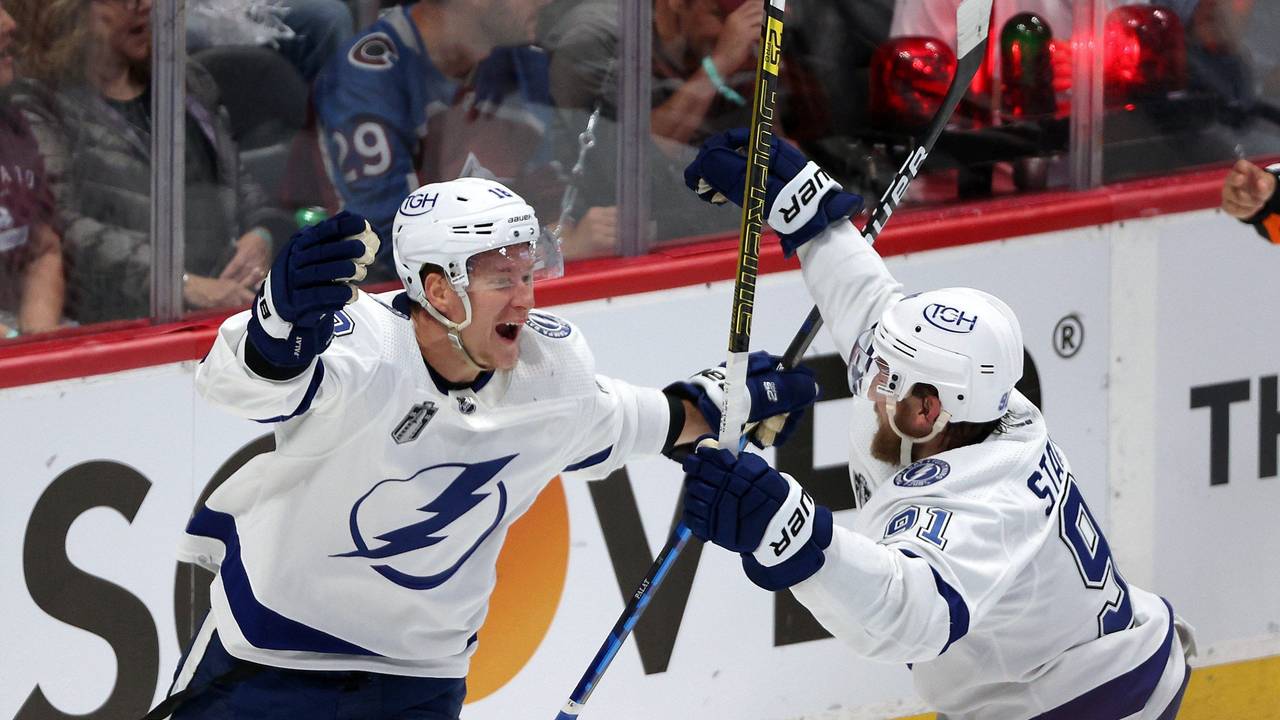 Ondrej Palat (links) und Steven Stamkos von den Tampa Bay Lightning bejubeln den 3:2-Siegtreffer im Stanley-Cup-Finale am 24. Juni 2022 bei den Colorado Avalanche.