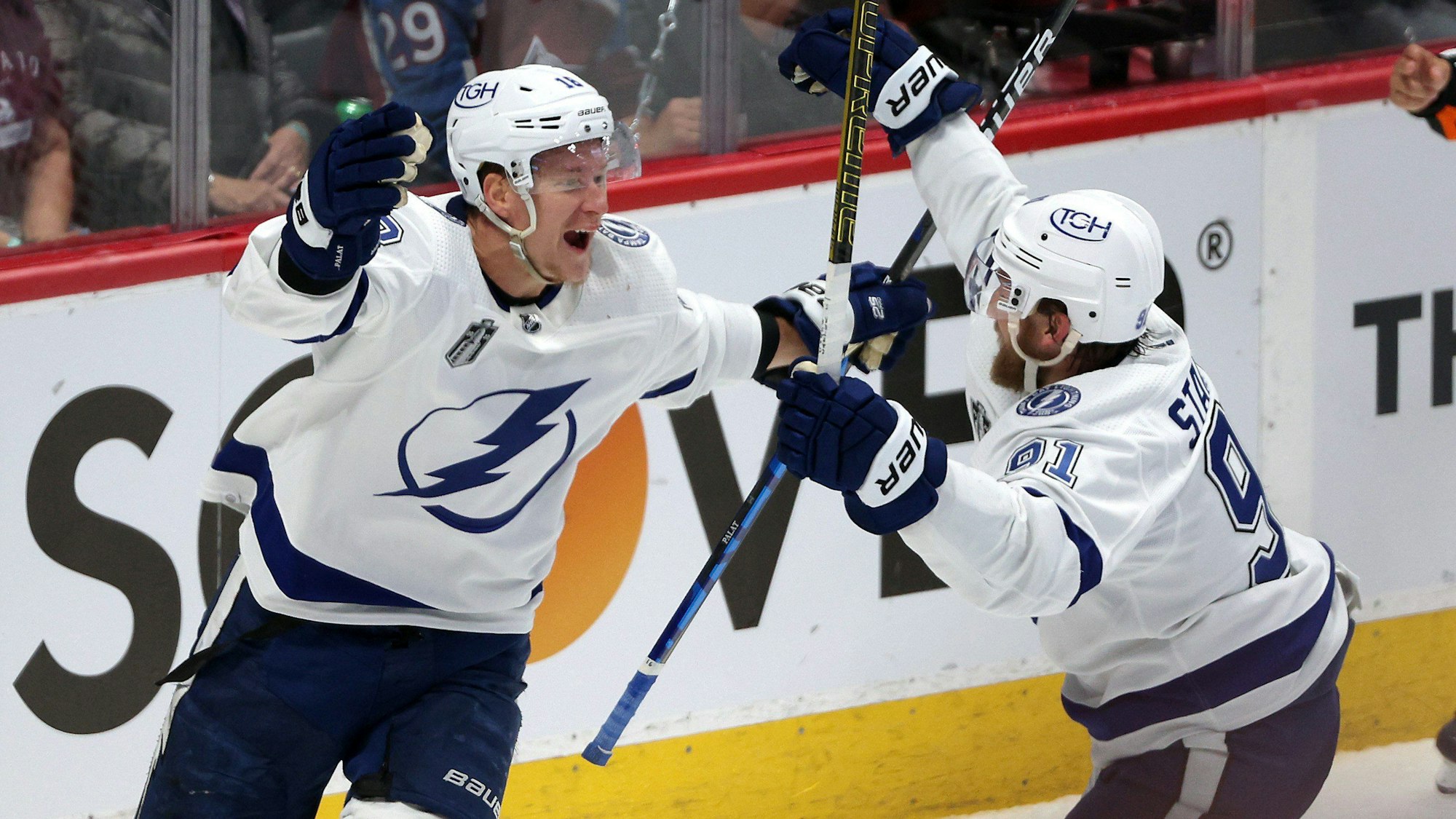 Ondrej Palat (links) und Steven Stamkos von den Tampa Bay Lightning bejubeln den 3:2-Siegtreffer im Stanley-Cup-Finale am 24. Juni 2022 bei den Colorado Avalanche.