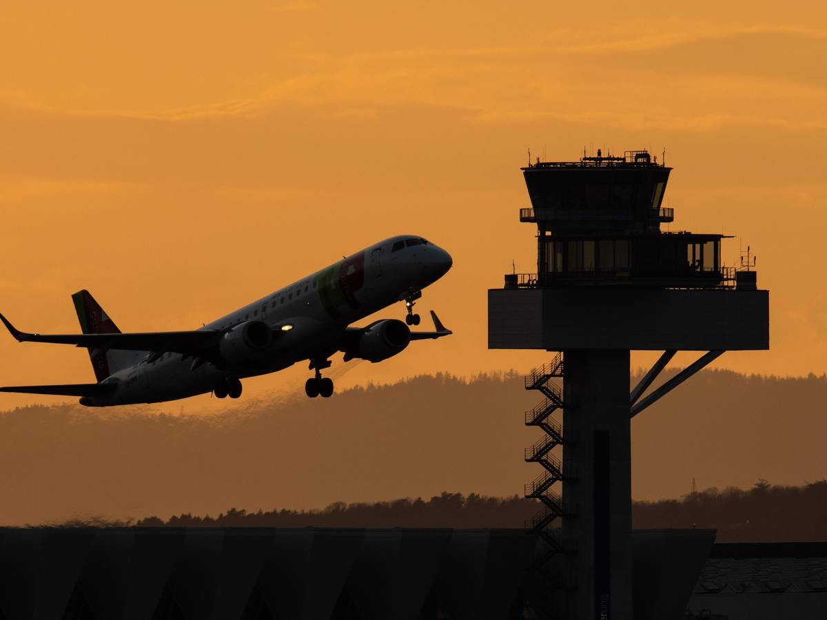 Eine Passagiermaschine startet im letzten Licht des Tages vom Flughafen Frankfurt