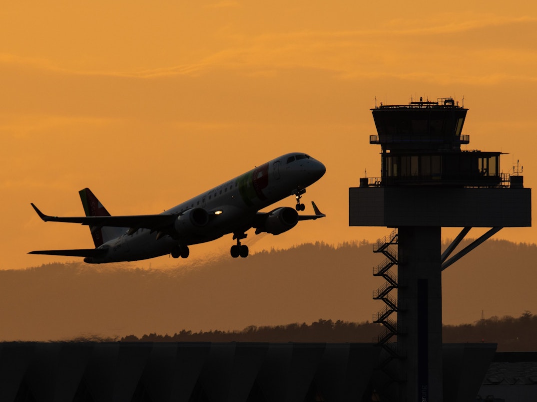 Eine Passagiermaschine startet im letzten Licht des Tages vom Flughafen Frankfurt