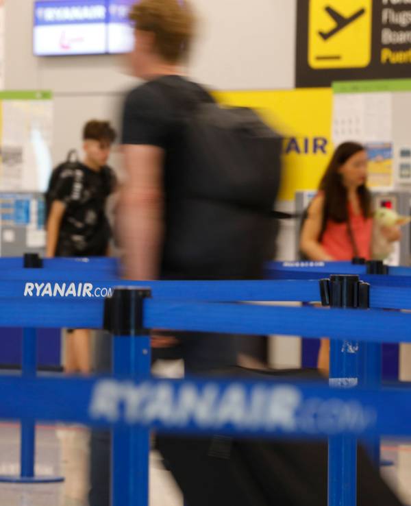 Ein Ryanair-Schalter am Flughafen von Palma de Mallorca am 24. Juni 2022.