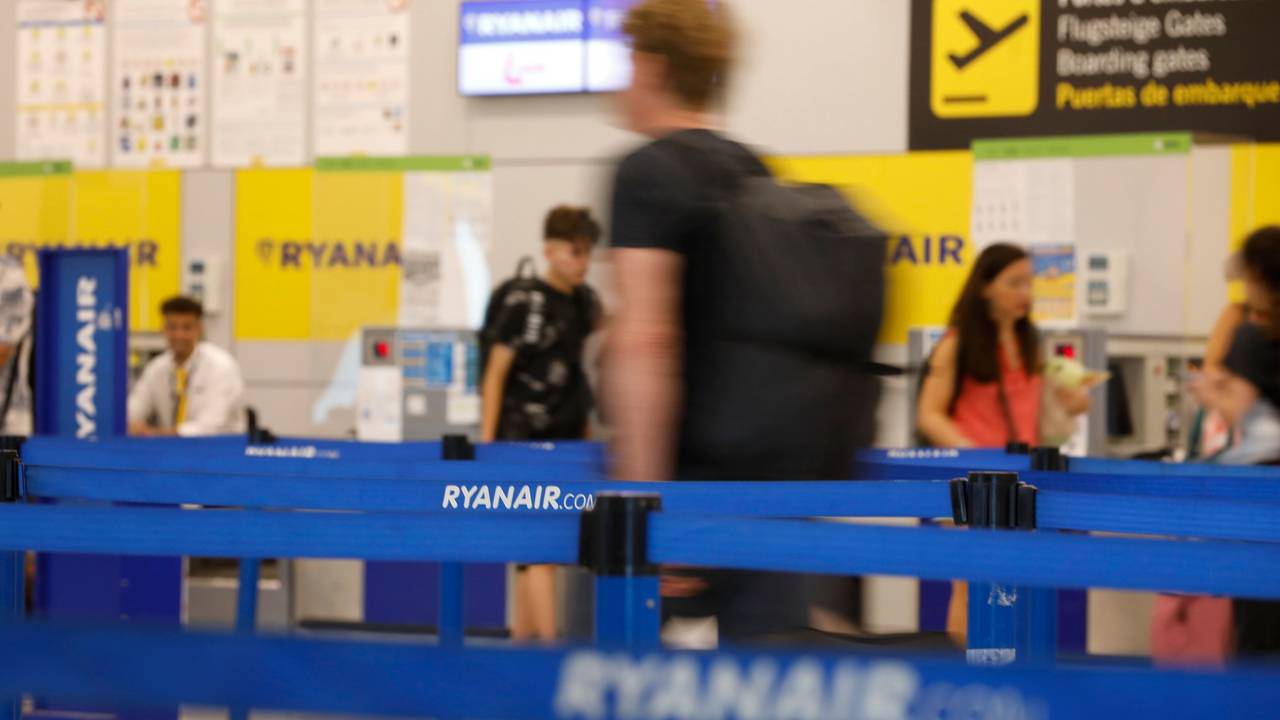 Ein Ryanair-Schalter am Flughafen von Palma de Mallorca am 24. Juni 2022.
