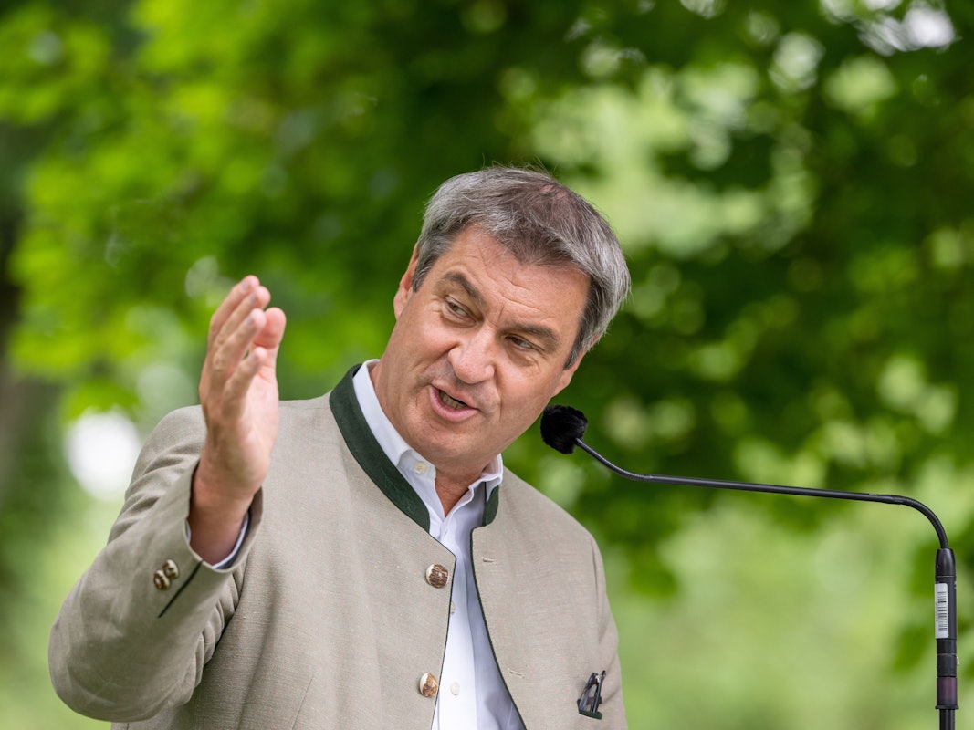 Bayerns Ministerpräsident Markus Söder (CSU), hier am 21. Juni 2022 auf einer Pressekonferenz nach der bayerischen Kabinettssitzung, hat bei einem Begrüßungsfoto ausgerechnet Kanzler Olaf Scholz vergessen.