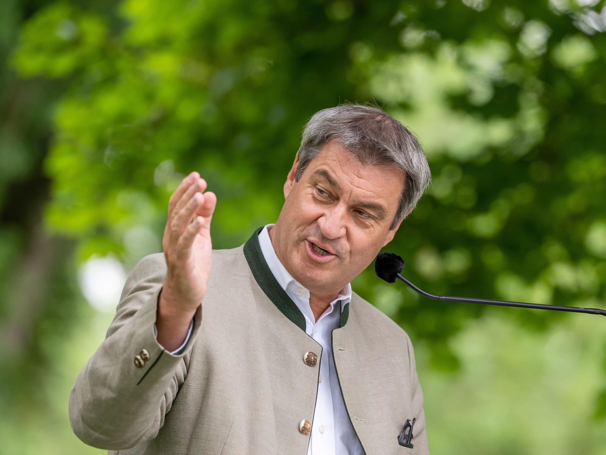 Bayerns Ministerpräsident Markus Söder (CSU), hier am 21. Juni 2022 auf einer Pressekonferenz nach der bayerischen Kabinettssitzung, hat bei einem Begrüßungsfoto ausgerechnet Kanzler Olaf Scholz vergessen.