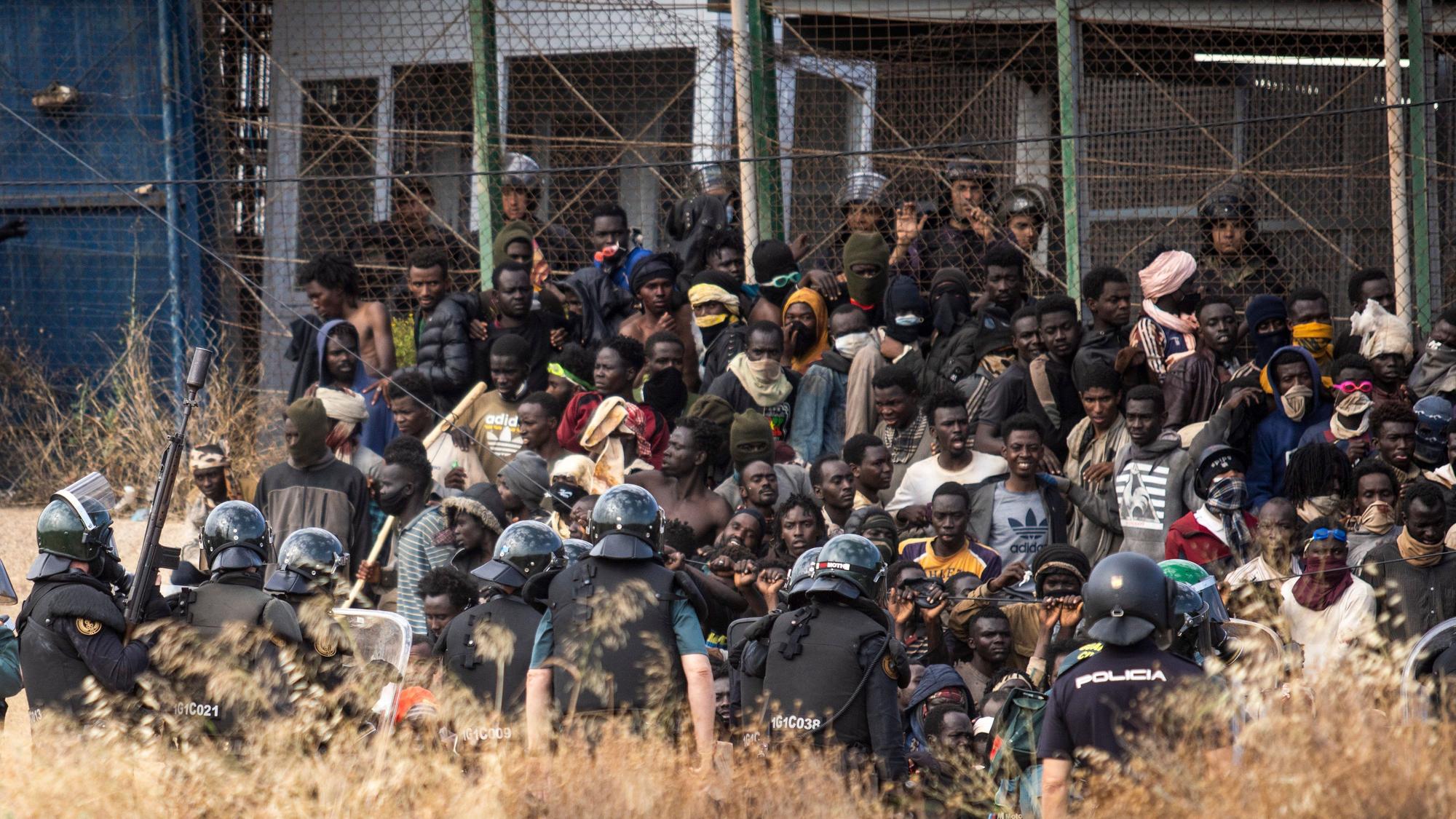 In Melilla im Norden Marokkos stürmten am 24. Juni 2022 etliche Personen einen Grenzzaun