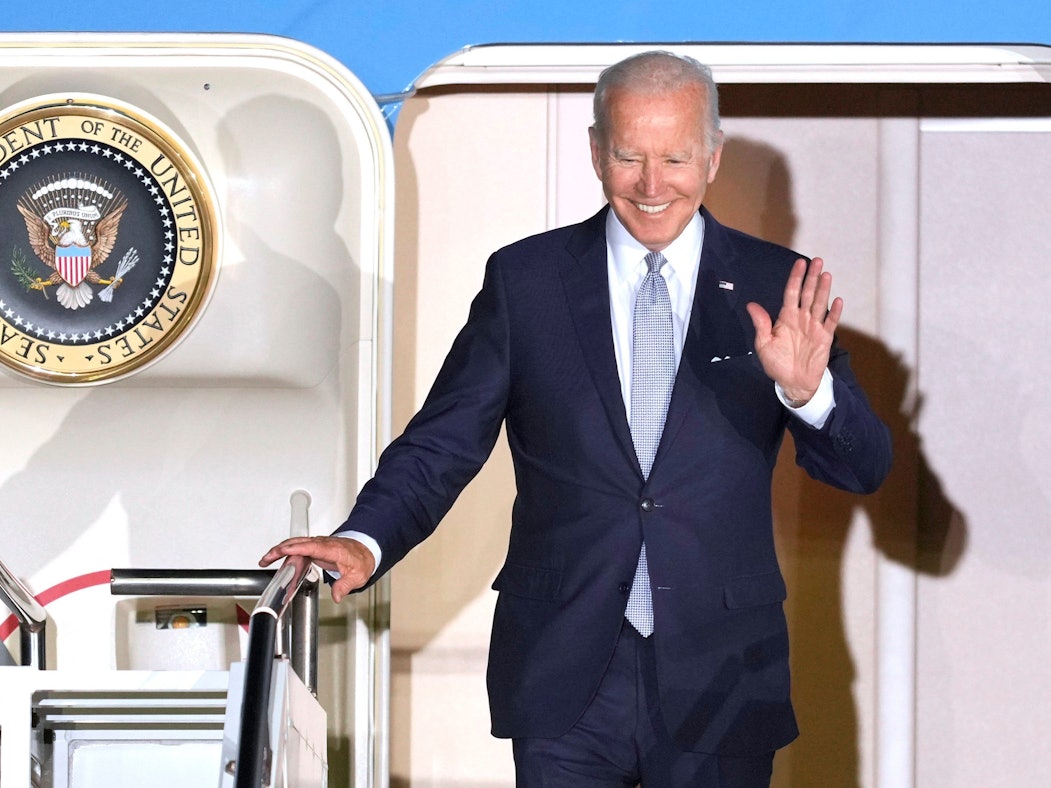 Joe Biden bei der Ankunft am Samstag (26.6.2022) am Franz-Josef-Strauss Flughafen.