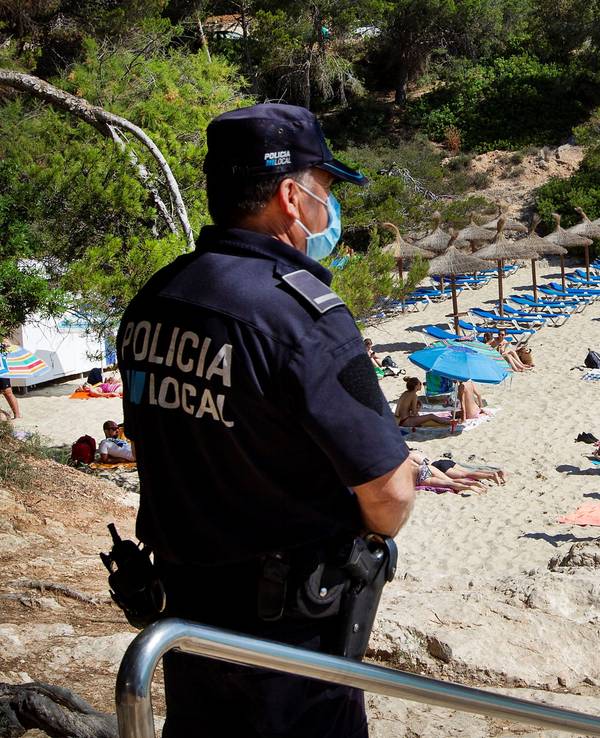 Ein Polizist bewacht eine Strandbucht auf Mallorca