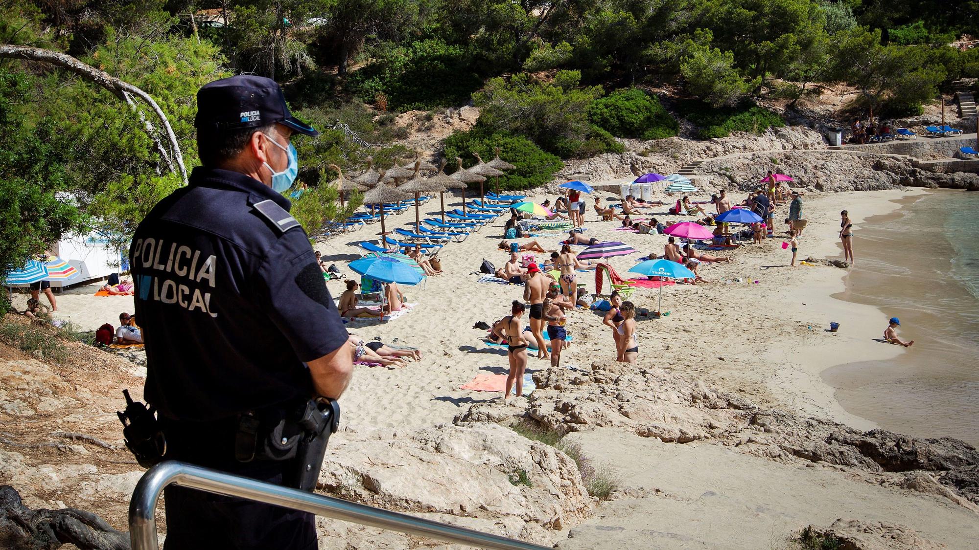 Ein Polizist bewacht eine Strandbucht auf Mallorca