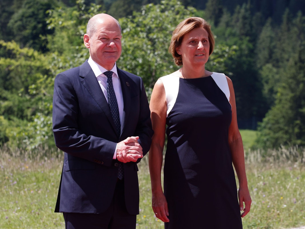 Bundeskanzler Olaf Scholz (SPD) und Ehefrau Britta Ernst warten am 26. Juni 2022 auf die Ankunft der Gäste zum G7-Gipfel auf Schloss Elmau.
