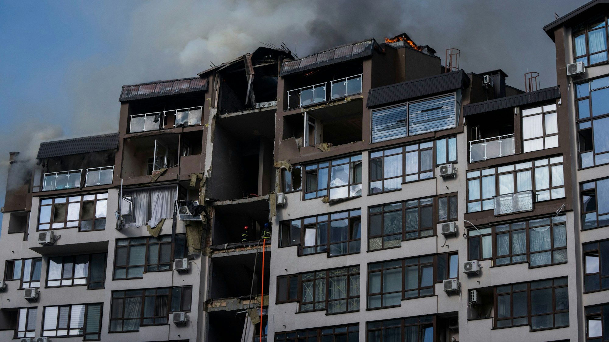 Eine Explosion an einem Wohnkomplex in Kyjiw erschüttert die Hauptstadt der Ukraine am 26. Juni 2022