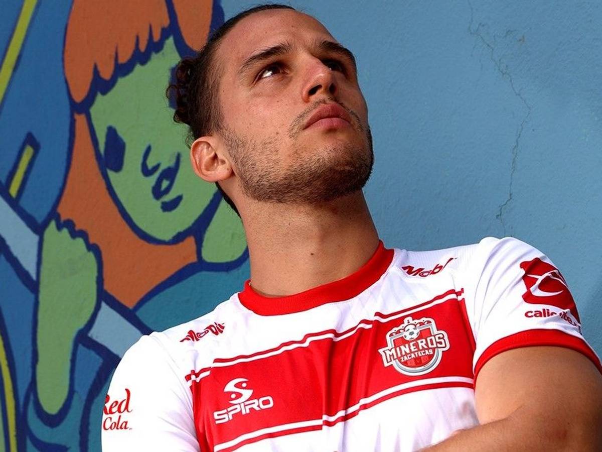 Der mexikanische Zweitligist Mineros präsentiert sein neues Trikot und übersieht dabei eine kleine Penis-Zeichnung an der Wand.