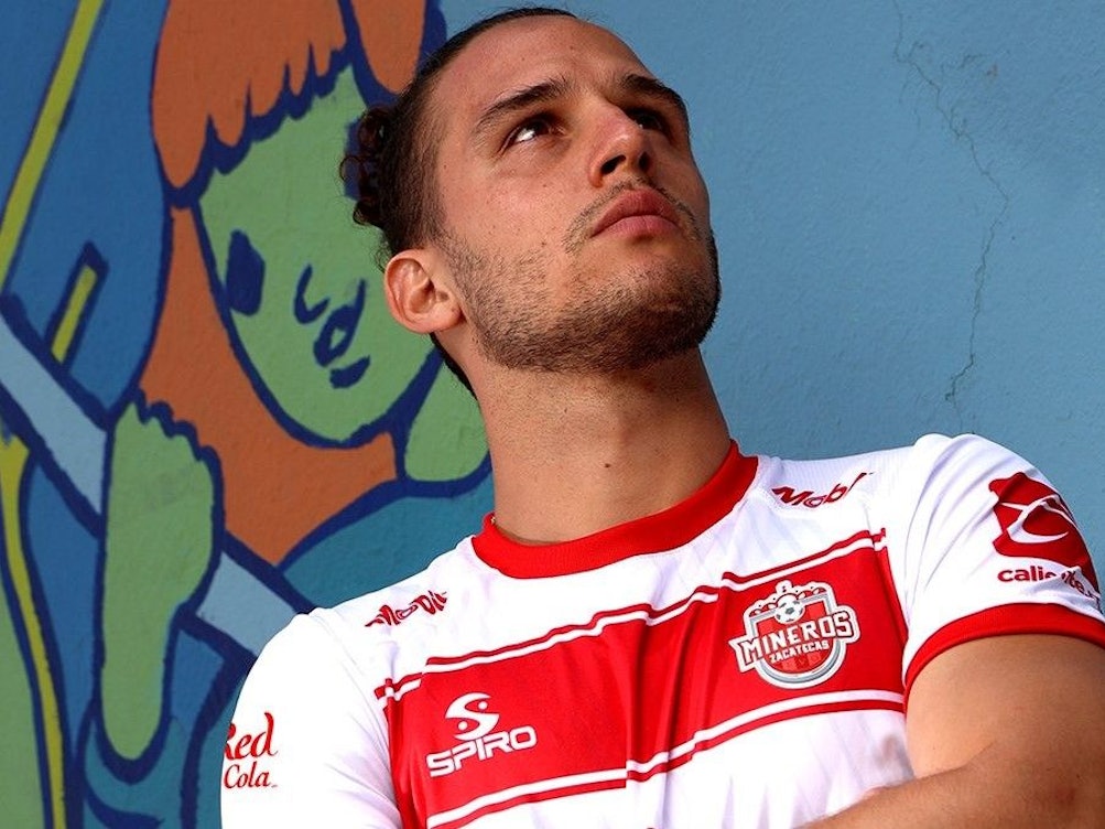 Der mexikanische Zweitligist Mineros präsentiert sein neues Trikot und übersieht dabei eine kleine Penis-Zeichnung an der Wand.